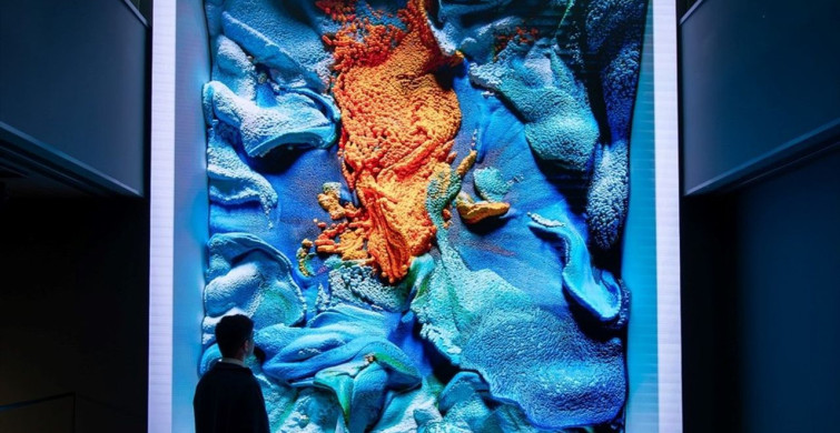 Refik Anadol'un 'Türkiye-Flora' Eseri İstanbul'da Sergileniyor Refik Anadol'un 'Türkiye-Flora' Eseri İstanbul'da Sergileniyor