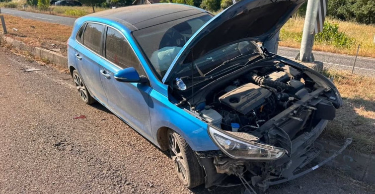 Refüje çarpan otomobildeki 2'si çocuk 4 kişi yaralandı