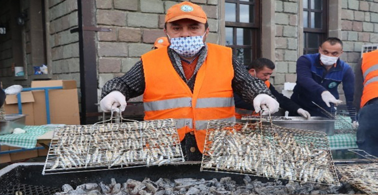 Rekor Hamsi Tüketimi! Rize’de Gerçekleştirilen Festivalde 2 Saatte Tonlarca Hamsi Yenildi