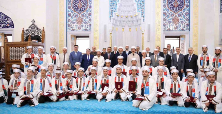 Rektör özölçer, hafızlık icazet merasimi’nde genç hafızların sevincine ortak oldu