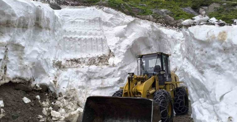 Rize yaylalarında kar temizleme çalışmaları devam ediyor