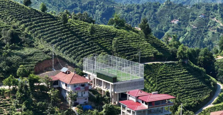 Rize'de çay alım yeri halı sahaya dönüştürüldü