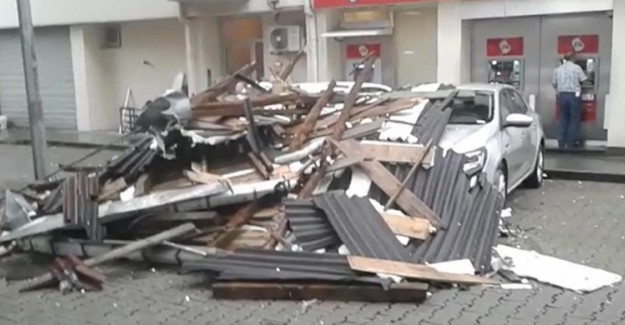 Rize'de Fırtına Çatıyı Uçurdu, 4 Araç Zarar Gördü