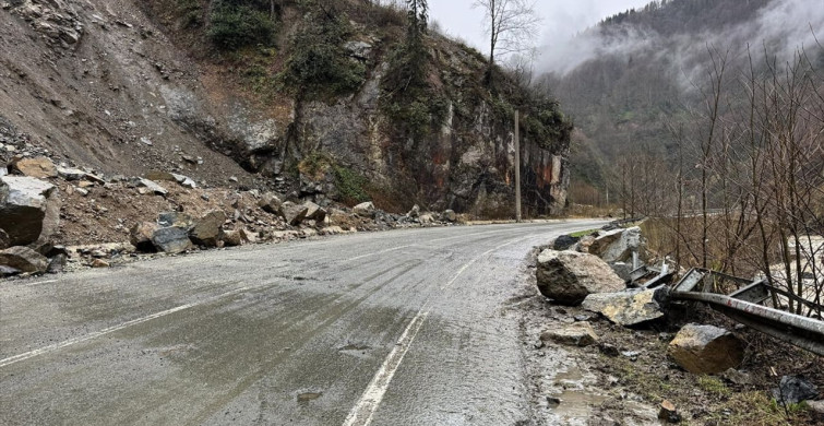 Rize'de Heyelan Sebebiyle Köy Yolu Kapandı
