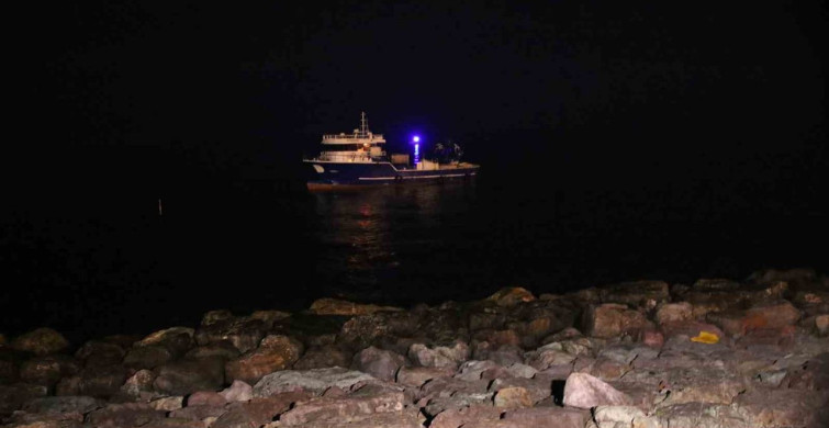 Rize'de Kafes Balıkçılığı Motoru Karaya Oturdu