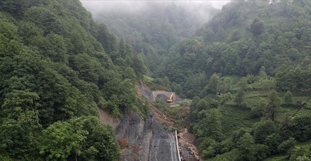 Rize'de Korkutan Heyelan