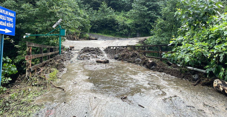 Rize’de sağanak yağış: Heyelan nedeniyle Çayeli’nde evler boşaltıldı