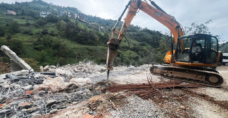Rize'de Taşkın Riski Altındaki İzinsiz Yapılar Yıkılıyor