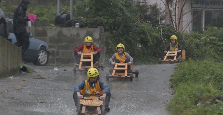 Rize'de Yağmura Rağmen Tahta Arabalarla 'Laz Ralli' Heyecanı Rize'de Yağmura Rağmen Tahta Arabalarla 'Laz Ralli' Heyecanı