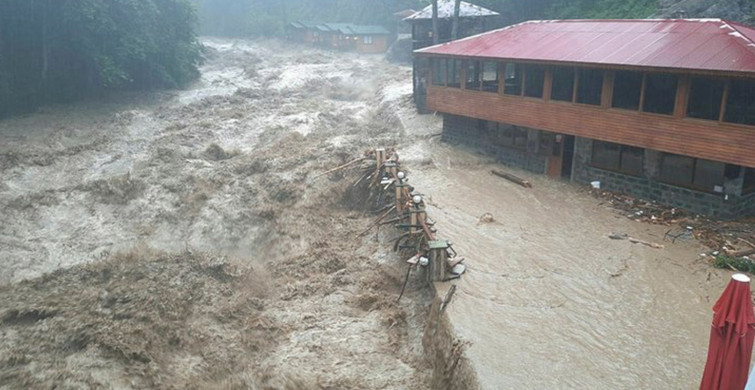 Rize’de Yine Sel Oldu! Dereler Taştı, Yollar Kapandı, Köprü Ulaşıma Kapandı