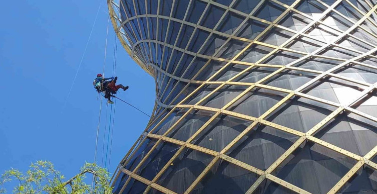 Rize'deki Dev Çay Bardağı Endüstriyel Dağcılar Tarafından Temizlendi