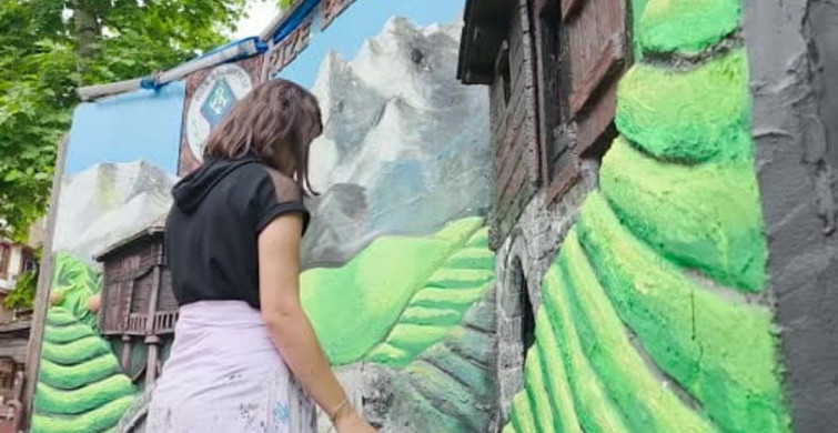 Rize’ye olan sevgisini duvarlarını güzelleştirerek gösteriyor