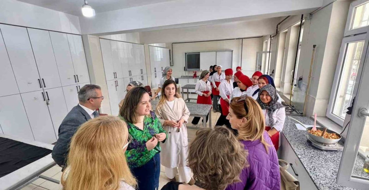 Romanyalı Öğretmenler Osmaniye'deki Mesleki Eğitime Hayran Kaldı