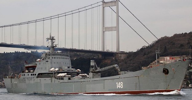 Rus Savaş Gemisi İstanbul Boğazı'ndan Geçti