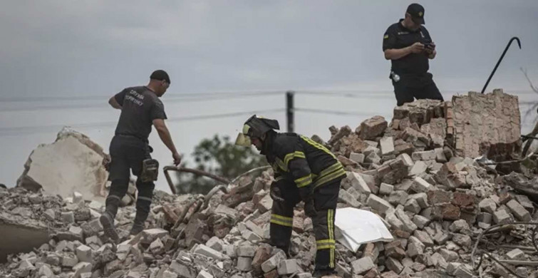 Rusya dur durak bilmiyor! Ukrayna'ya bağlı Çasov Yar şehrini bombaladı: 35 kişi enkaz altında