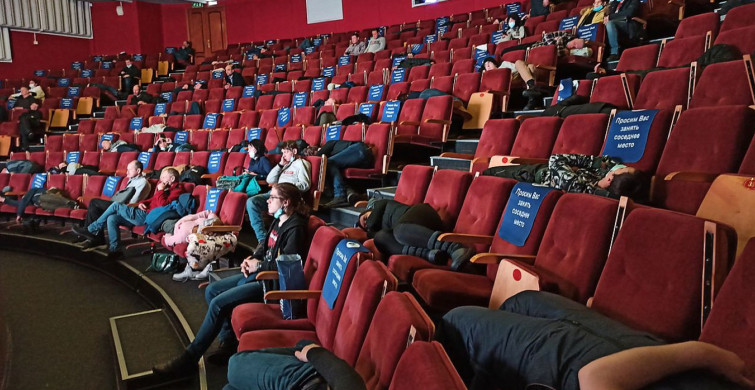 Rusya'da Kar Fırtınası Nedeniyle Evine Gidemeyen 120 Kişi Geceyi Sinema Salonunda Geçirdi!