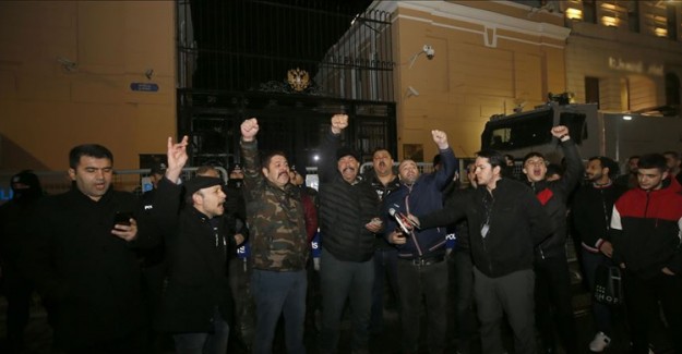 Rusya’nın İstanbul Başkonsolosluğu Önünde Protestolar Başladı!