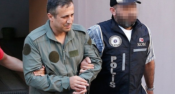 Rütbeleri Sökülüp Yere Atıldı