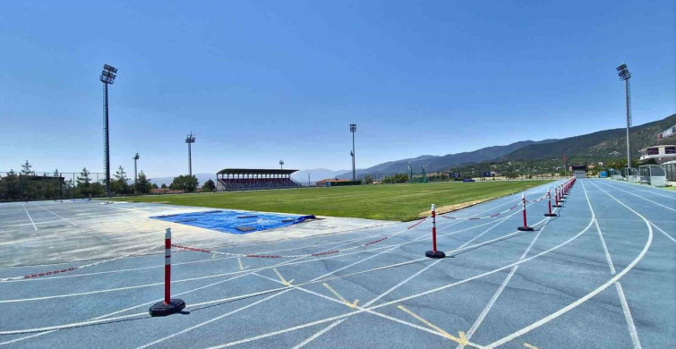 Safranbolu atletizm pistinde yeni kulvar düzenlemesi