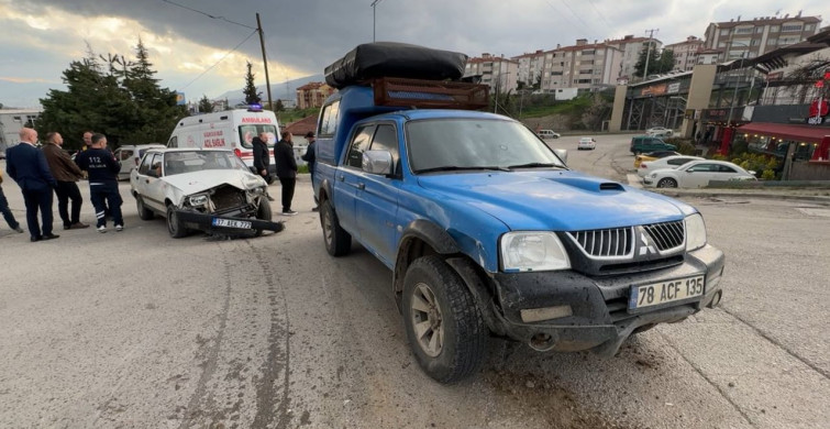 Safranbolu'da Kamyonet ile Otomobil Çarpıştı: 1 Yaralı