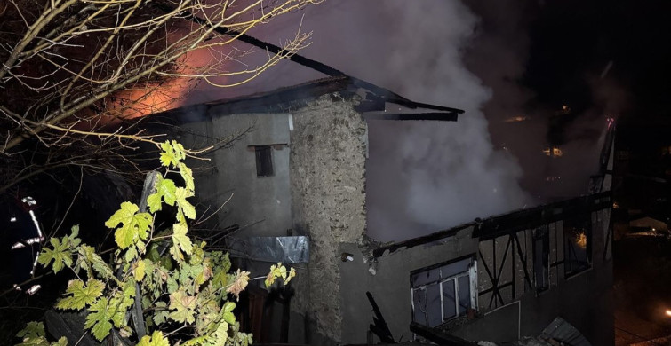 Safranbolu'daki Tarihi Konakta Yangın: İki İtfaiye Erinin Yaralandığı Olay
