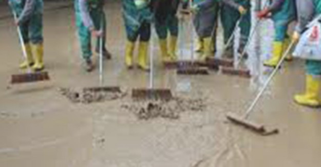 Sağanak Yağış Etkili Oldu! Ev ve İş Yerlerini Su Bastı