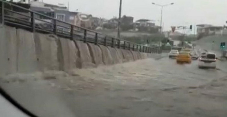 Sağanak yağış İzmir’i etkisi altına aldı: Sokaklar göle döndü