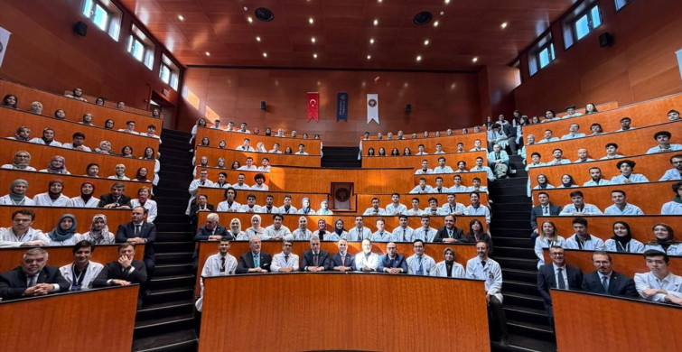 Sağlık Bakanı Memişoğlu, Tıp Bayramı'nda Gelecek Nesil Hekimlerle Buluştu