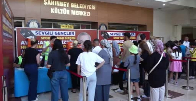 Şahinbey'de öğrencilere spor ayakkabı dağıtma geleneği devam ediyor