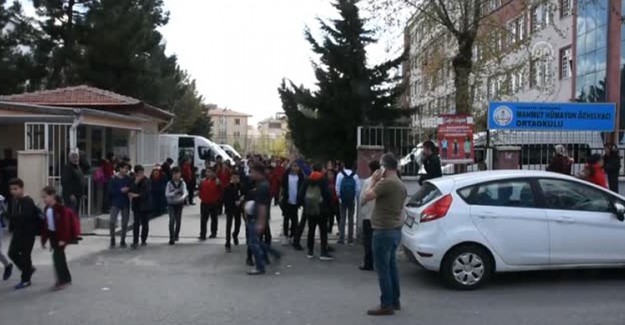 Şaka Amaçlı Arkadaşlarının Suyuna Naftalin Karıştırdı, 12 Öğrenci Zehirlendi