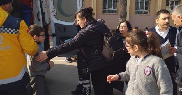 Şaka Amaçlı Arkadaşlarının Yemeğine Sıvı Yapıştırıcı Döktü, 20 Öğrenci Hastaneye Kaldırıldı