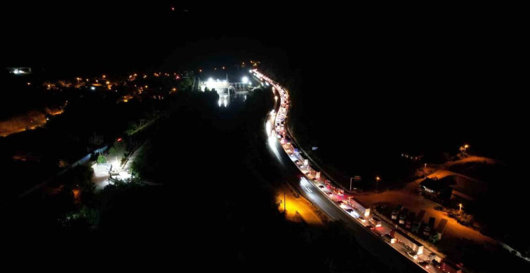Sakarya D-650 karayolunda yol çalışması ve trafik kazası nedeniyle ulaşım durdu
