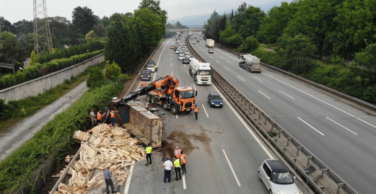 Sakarya TEM Otoyolunda Zincirleme Kaza: 13 Araç Birbirine Girdi