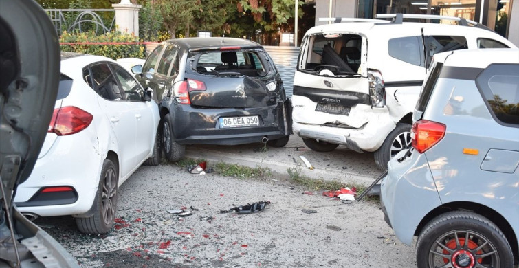 Sakarya'da Beton Mikseri Kazası: 5 Araç Hasar Gördü, 2 Çocuk Yaralandı