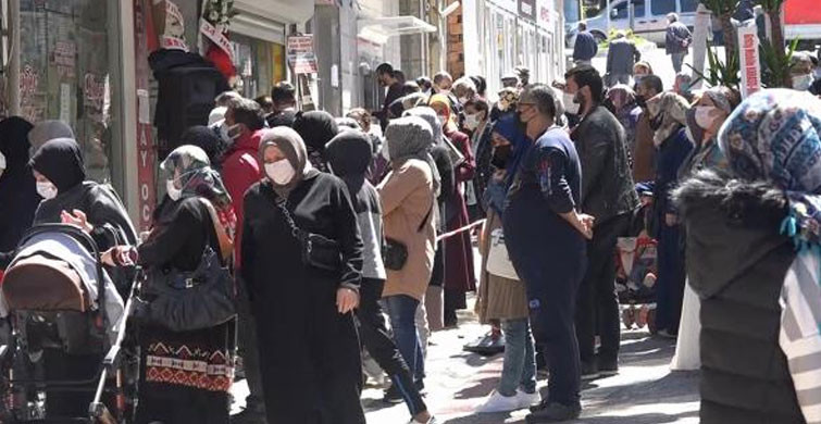 Sakarya’da İndirimi Gören, Koronavirüsü Unuttu