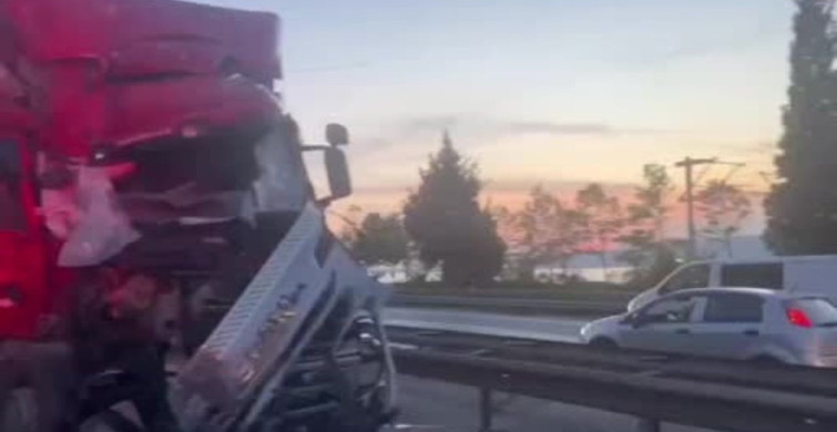 Sakarya'da Kamyon Kazası: Sürücü Hafif Yaralı