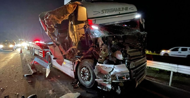 Sakarya'da Kamyona Çarpan Tır Sürücüsü Yaralandı