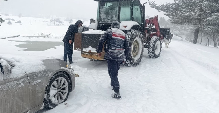 Sakarya'da Kar Yağışı Nedeniyle Mahsur Kalan 15 Araç Kurtarıldı