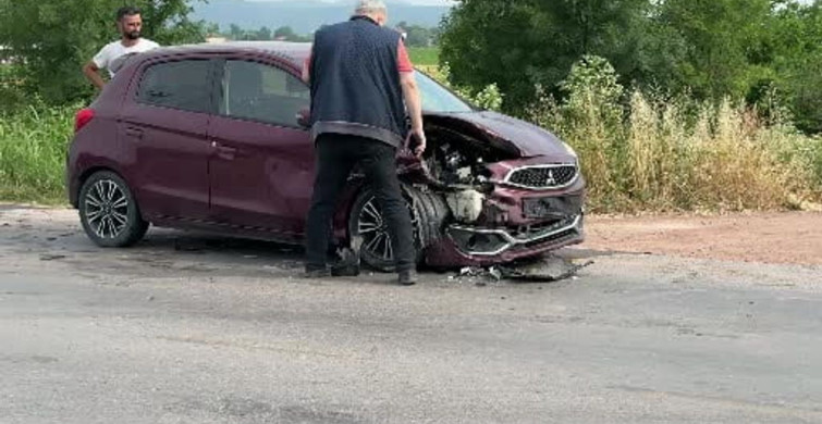 Sakarya'da Kaza: İki Otomobil Kafa Kafaya Çarpıştı
