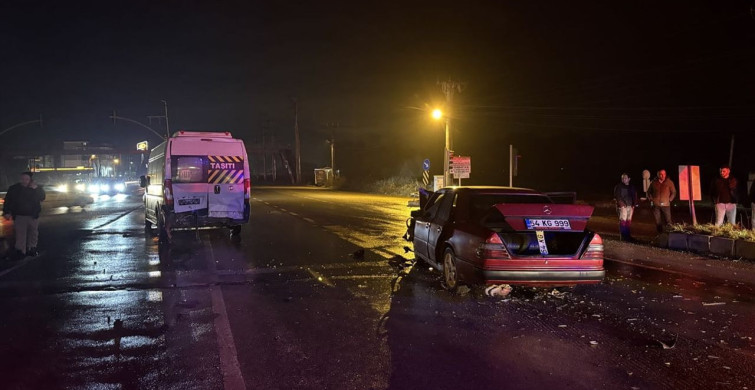 Sakarya'da Otomobilin Minibüse Çarpması Sonucu İki Kişi Yaralandı