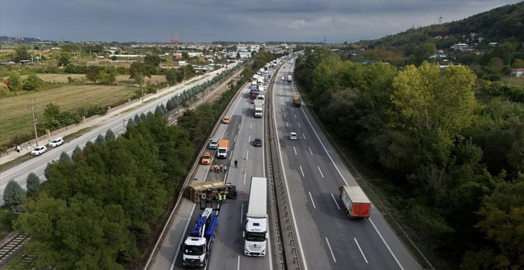 Sakarya'da Otoyolda Kamyonetin Devrilmesi Ulaşımı Etkiledi