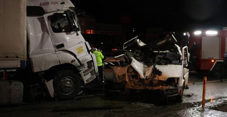Sakarya'da Pikap İle Tır Çarpıştı: 3 Yaralı