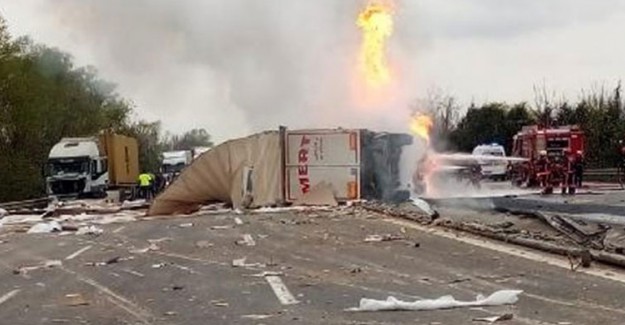 Sakarya'da TIR Devrildi, TEM Ulaşıma Kapandı
