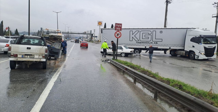 Sakarya'da Tır ve Kamyonet Çarpıştı: 3 Yaralı
