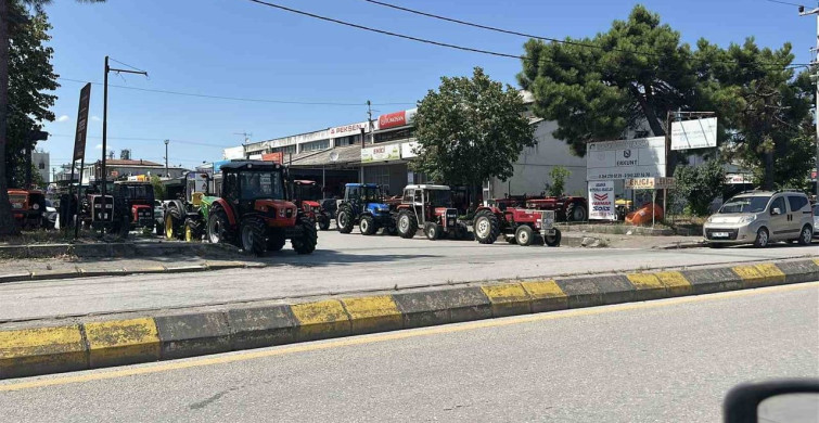 Sakarya'da trafikte kavga: Minibüse taş fırlatıldı