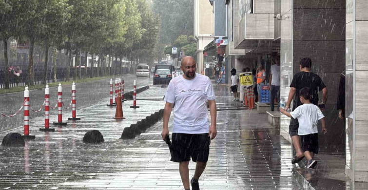 Sakarya'da yaz sıcağını sağanak yağış ve rüzgar etkiledi