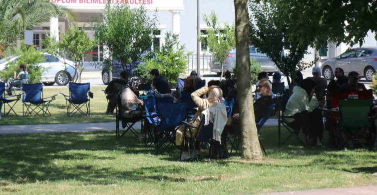 Sakarya'da YKS heyecanında aileler piknik yaptı