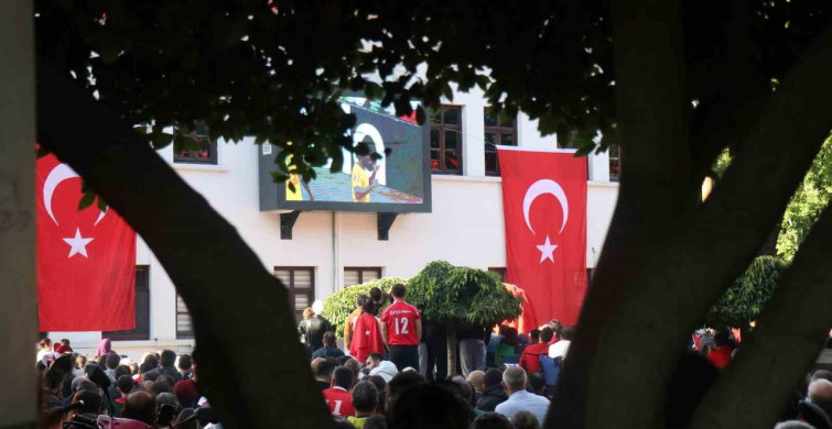 Sakaryalılar kırmızı beyazları giyip dev ekranda milli takım heyecanı yaşadı