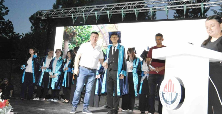 Salihli Anadolu Lisesi'nde 17. dönem mezuniyet coşkusu