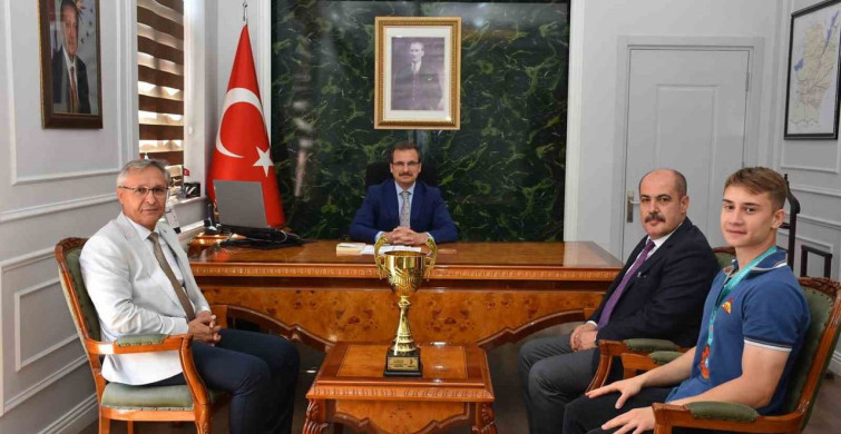 Salihli Kaymakamı Ali Güldoğan, Dünya Şampiyonu Ahmet Mirza Erden’i Ağırladı